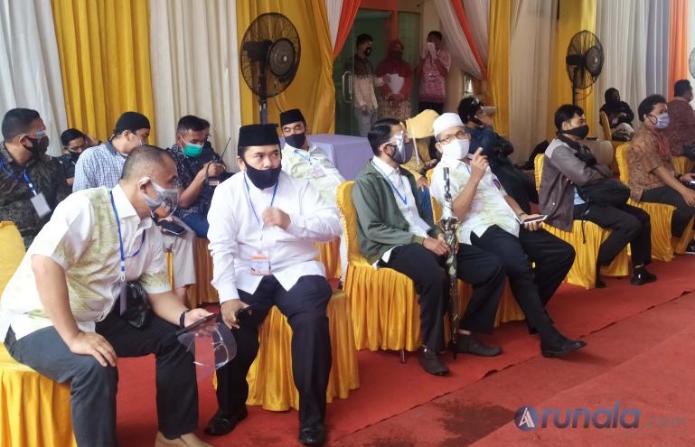 Tim pendukung calon, peninjau maupun wartawan terlihat gunakan masker saat pendaftaran bakal calon dilakukan KPU Sumbar, Jumat (4/9). (Foto : Amz)