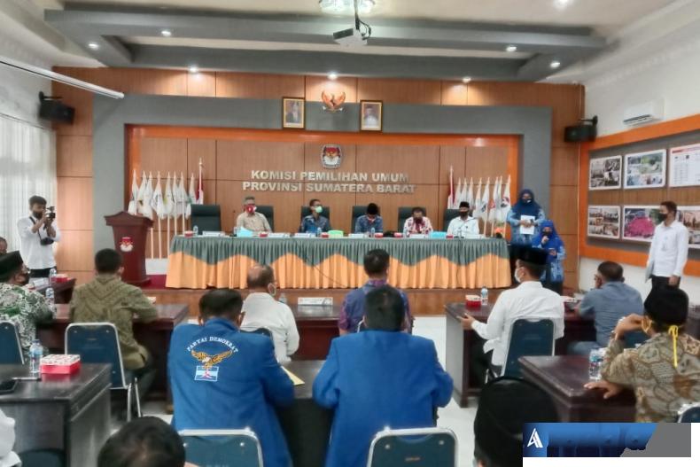 Rapat pleno terbuka KPU Sumbar mengenai penyampaian hasil penelitian administrasi syarat bakal calon di Aula KPU Sumbar, Senin sore (14/9). (Foto : Amz)