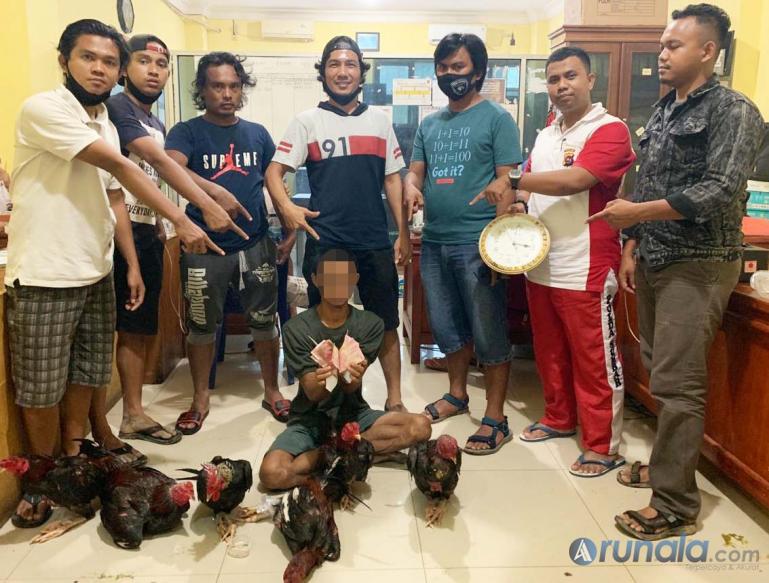 Abu Sali dan barang bukti judi sabung ayam yang ditangkap Tim Macan Kumbang Polres Pessel, Sabtu (26/9). (Foto : Rio)
