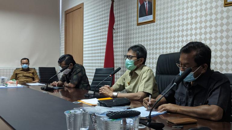 Gubernur Irwan Prayitno saat beri arahan kepada unsur pimpinan RSUD se- Sumbar terkait penanganan Covid-19, Selasa (1/9). (Dok : Istimewa)