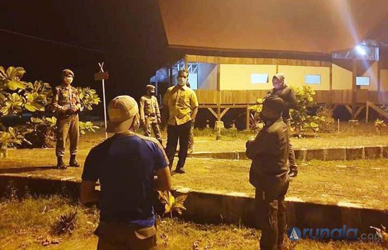 Saat petugas dari Gugus tugas Covid-19 Mentawai saat menjemput pasien Covid baru di kabupaten itu Senin malam (7/9). (Foto : Istimewa)