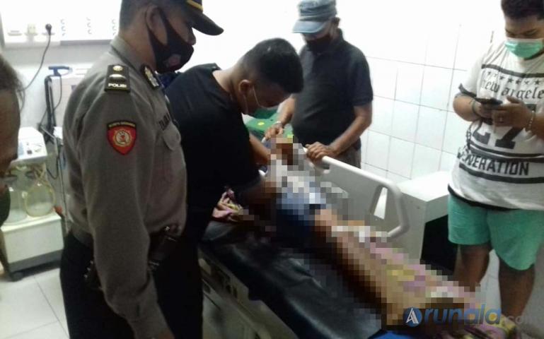 Anggota Polsek Padang Timur saat memeriksa kondisi korban di RST Reksodiwiryo pasca kesentrum listrik, Kamis (24/9). (Foto : Can)