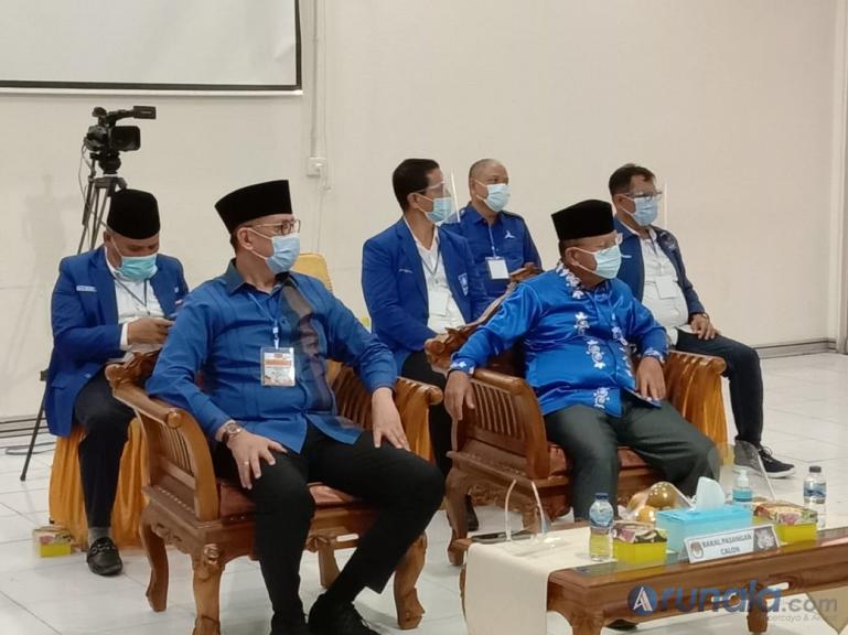 Paslon Gubernur dan Wakil Gubernur Sumbar Mulyadi-Ali Mukhni saat lakukan pendaftaran di KPU Sumbar, Minggu sore (6/9). (Foto : Amz)