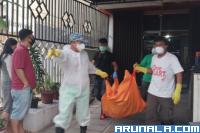 Petugas dan masyarakat saat mengevakuasi jasad wanita lansia yang diperkirakan meninggal lima hari lalu di rumahnya, Senin (21/9). (foto : can)