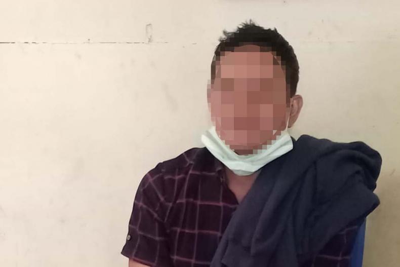 Asmardi, pelaku penganiayaan yang membuat dua korbannya tewas jalani pemeriksaan di Mapolsek Luki, Selasa (8/9). (Dok : Istimewa)