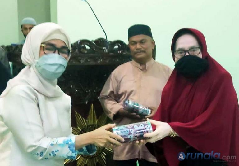Owner Hotel Emersia Batusangkar, Merrywati serahkan bantuan untuk panti asuhan kepada Ketua Aisyiah Kabupaten Tanahdatar Hj Rusyida Rusli, Jumat malam (18/9). (Foto : Ma datuak)