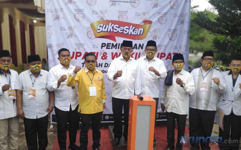 Paslon Bupati dan Wakil Bupati Tanahdatar Zuldafri Darma dan Sultani saat mendaftar ke KPU Tanahdatar, Minggu (6/9). (Foto : MA Datuk)