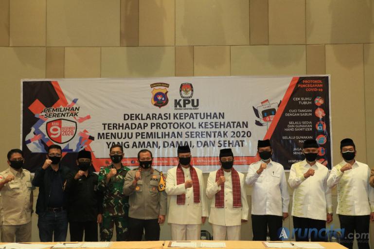 Kapolda Irjen Pol Toni Harmanto bersama paslon gubernur dan wakil gubernur, KPU dan Bawaslu Sumbar komit terapkan protokol kesehatan pada pilkada serentak 2020 di Sumbar, Kamis (10/9). (Foto : Dyz)