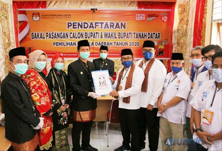 Bapaslon Bupati Tanahdatar dan wakil Bupati Tanahdatar Eka Putra dan Richi Aprian saat saat menerima berkas tanda terima dari KPU Tanahdatar, Sabtu (5/9). (Foto : MA Datuk)