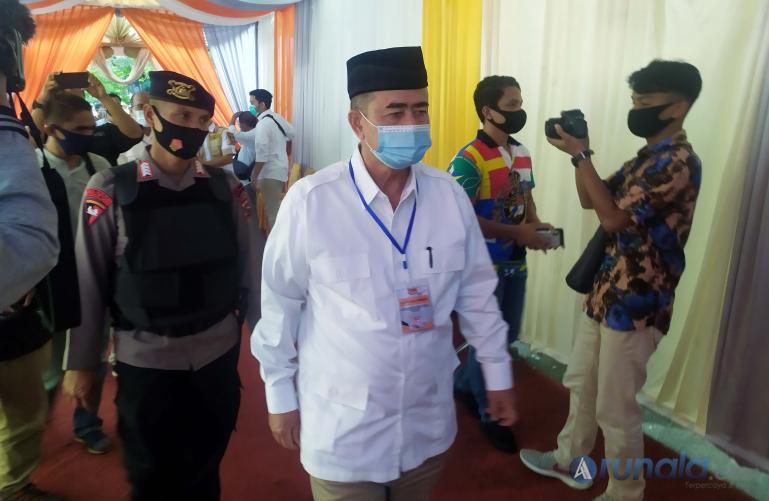 Saat balon gubernur Sumbar Nasrul Abit menuju tempat pendaftaran di KPU Sumbar, Sabtu (5/9). (Foto : Amz)