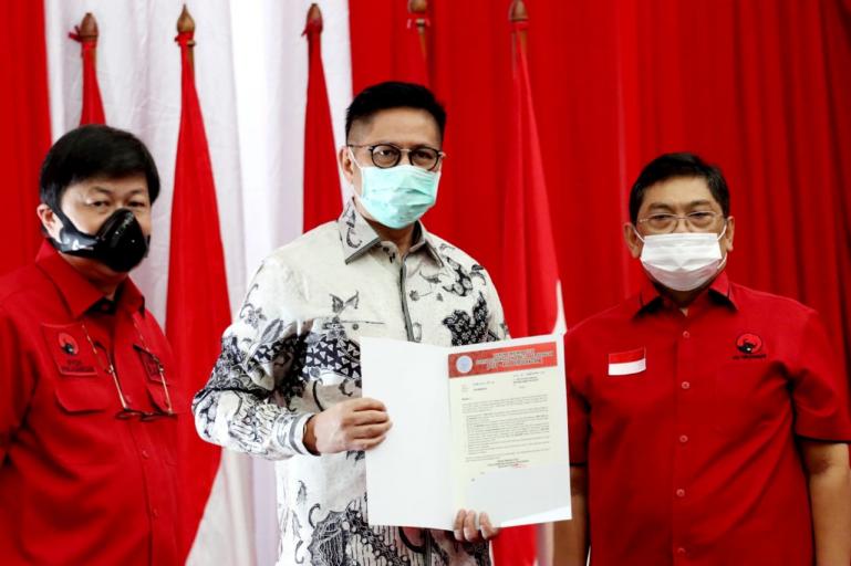Ketua DPD PDIP Sumbar Alex Indra Lukman saat serahkan rekomendasi dukungan partainya kepada balon Gubernur Sumbar Mulyadi, di Jakarta, Rabu (2/9). (Dok : Istimewa)