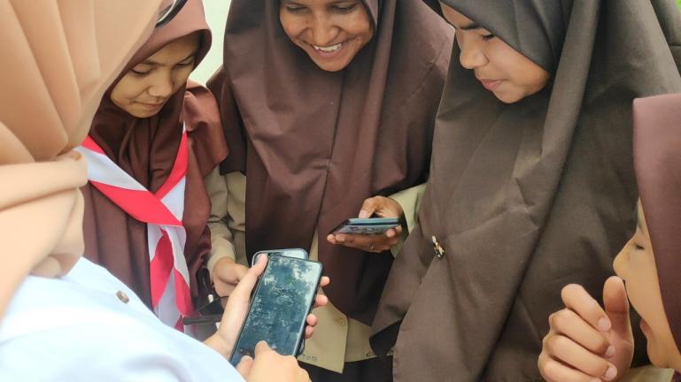 Para siswa di Kecamatan Tigo Lurah, Kabupaten Solok sudah bisa belajar daring melalui jaringan Telkomsel. (Dok : Istimewa)