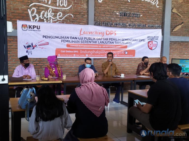 Ketua KPU Sumbar Amnasmen saat melaunching dan uji publik DPS Pilkada Serentak Sumbar 2020, Sabtu (19/9). (Foto : Amz)