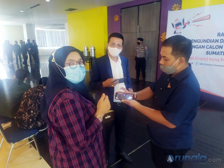 Sekretaris DPW NasDem Sumbar Musmaizer terpaksa menunggu di luar ruangan acara karena KPU Sumbar membatasi jumlah undangan yang masuk tempat acara, Kamis (24/9). (Foto : Amz)