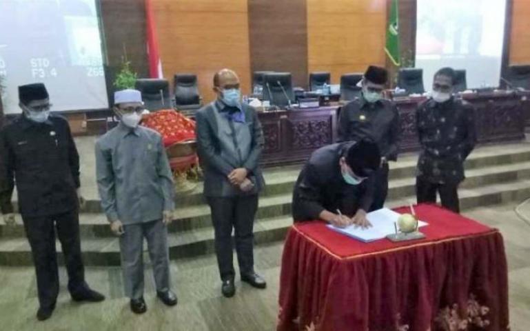 DPRD Sumbar saat mengesahkan Perda Adaptasi Kebiasaan Baru dalam sidang Paripurna, Jumat (11/9). (Foto : Istimewa)