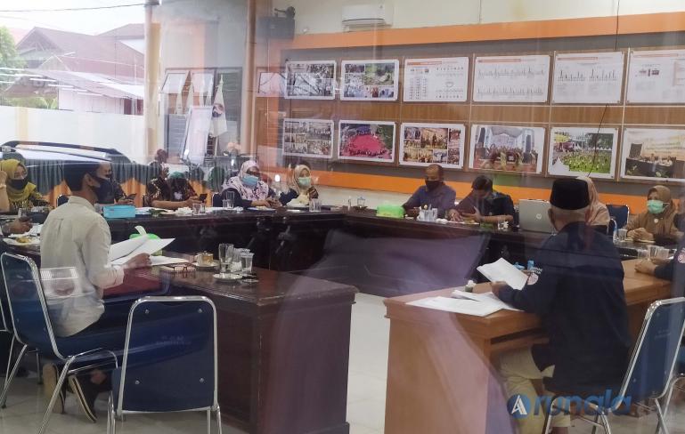 Para komisioner KPU Sumbar bersama Kesekretariatan lakukan rapat pleno tertutup tentang penetapan calon, Rabu (23/9). (Foto : Amz)