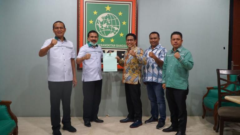 Bapaslon Fakhrizal-Genius Umar didampingi Ketua DPW PKB Sumbar Febby Dt Bangso saat menerima rekomendasi dukungan DPP PKB dari Ketua DPP PKB Bidang Eksekutif Legislatif, Abdul Kadir Iskandar, di Jakarta, Kamis malam (3/9). (Dok : Istimewa)