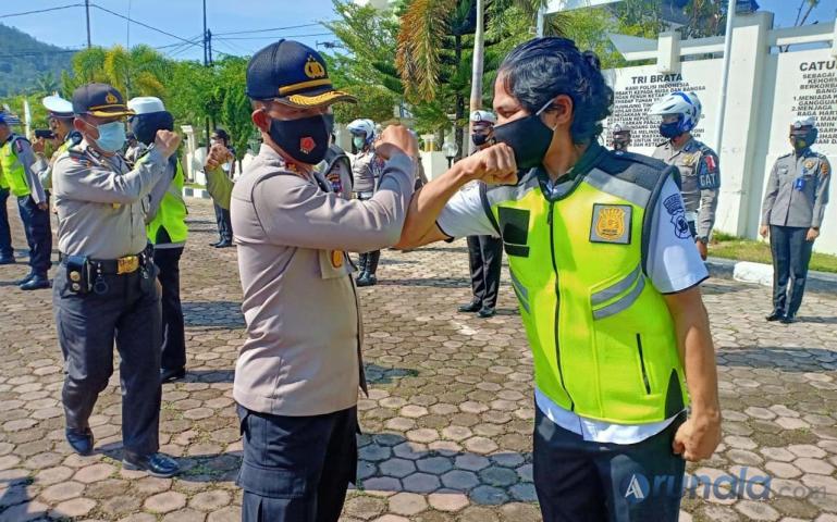 Kapolres PesselKapolres Pessel AKBP Sri Wibowo saat membentuk tim pemburu pelanggar protokol kesehatan di Pessel, Rabu (30/9). (Foto : Rio)