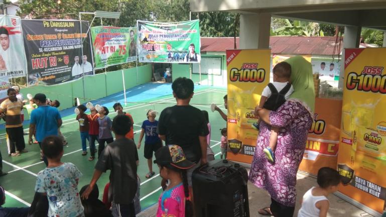 Sejumlah peserta lomba kompleks perumahan serius mengikuti perlombaan HUT RI yang disponsori Joss C-1000 di depan Masjid Darussalam Solok. (Dok : Istimewa)