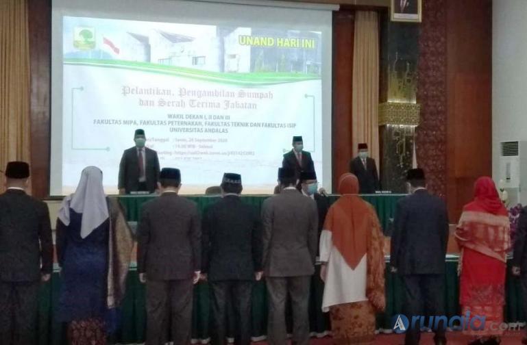 Rektor Unand Prof Dr Yuliandri, SH, MH saat melantik sejumlah Wakil Dekan yang baru di gedung Convention Hall Unand, Senin (28/9). (Foto : Iha)