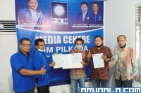 Rudi Hariyansyah bersama pengurus Partai PAN Pessel menunjukan rekomendasi DPP PAN yang dia peroleh, Kamis (3/9). (Foto : Rio)