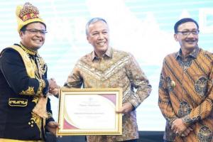 Bupati Tanah Datar Irdinansyah Tarmizi, menerima Anugerah 