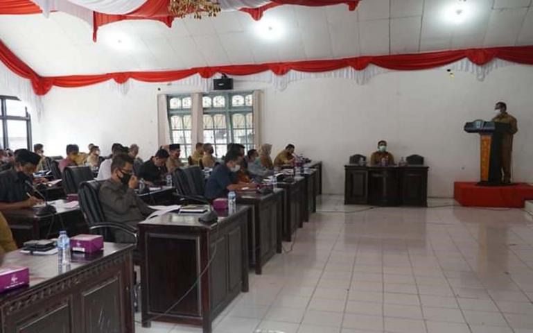 Wakil Bupati Mentawai Kortanius Sabeleake bersama DPRD dan tim TAPD kabupaten setempat saat membahas Ranperda Perubahan APBD Mentawai Tahun 2020, Senin (7/9). (Dok : Istimewa)