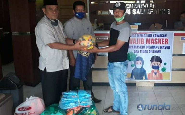 Wali Nagari Salimpaung Marjohan saat serahkan bantuan peralatan olahraga kepada ketua Porsa Fahronel, Selasa (22/9). (Foto : MA Datuak)