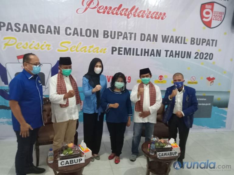 Anggota DPR RI Dapil 1 Sumbar dari Partai PAN, Athari Gauthi Ardi saat dampingi paslon RA-RH mendaftar ke KPU Pessel, Sabtu (5/9). (Foto : Rio)