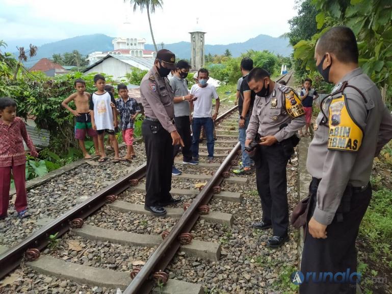 Anggota kepolisian dari Polsek Padang Timur melakukan olah TKP pascakejadian warga tertabrak Kereta api, Rabu (9/9). (Foto : Can)