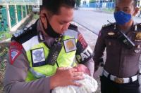 Diselamatkan Anggota Lantas ke Rumah Sakit: Warga Heboh, Sesosok Bayi Ditemukan di Jalan Batang Anai
