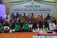 Mahasiswa baru UNU Sumbar bersama badan pengelola dan civitas akademika UNU Sumbar seusai pembukaan PKKBM 2020 secara daring, di UNP Hotel Convention, Sabtu (10/10). (Foto : Amz)