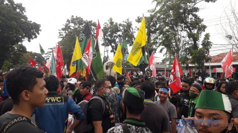 Aksi demo mahasiswa di hari kedua di depan gedung DPRD Sumbar, Kamis (8/10). (Foto : Can)