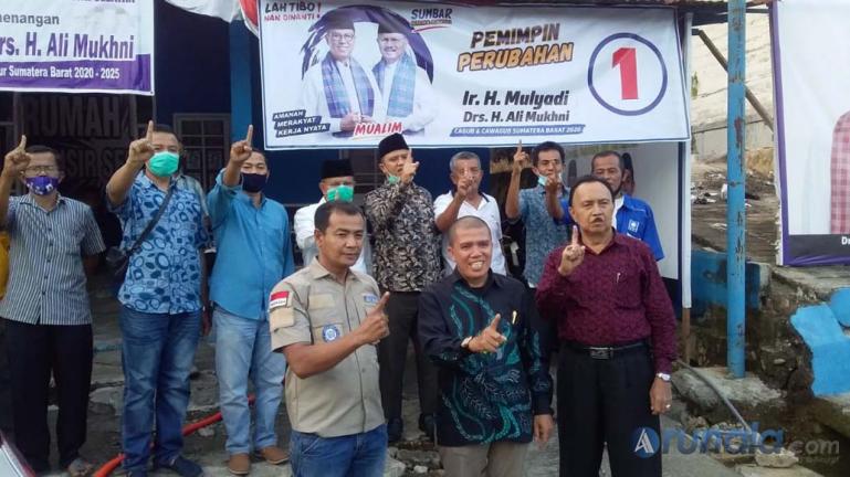 Cawagub Sumbar Ali Mukhni bersama pengurus DPD PAN Pessel dan Laskar Mualim Pessel di Pasar Baru Bayang, Pessel, Senin (19/10). (Foto : Rio)