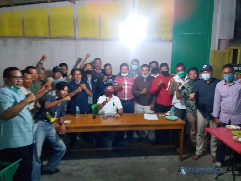 Anggota DPD RI Alirman Sori saat silaturahmi dan bincang santai bersama masyarakat dan Sahabat Aslo di Painan, Selasa (13/10) malam. (Foto : Rio)