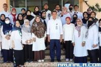 Kepala Balai Bahasa Sumbar Aminulatif bersama stafnya di Kantor Balai Bahasa Sumbar. (Foto : Amz)