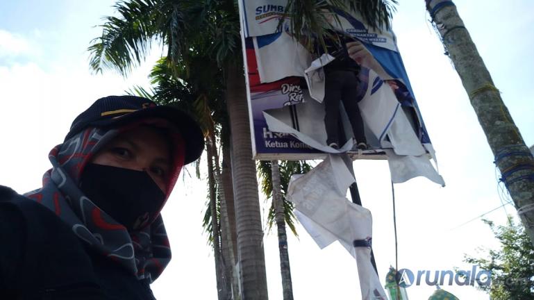 Anggota Bawaslu Kota Padang lakukan penertiban APK paslon gubernur dan wakil gubernur di beberapa titik di Kota Padang, Rabu (14/10). (Foto : Can)