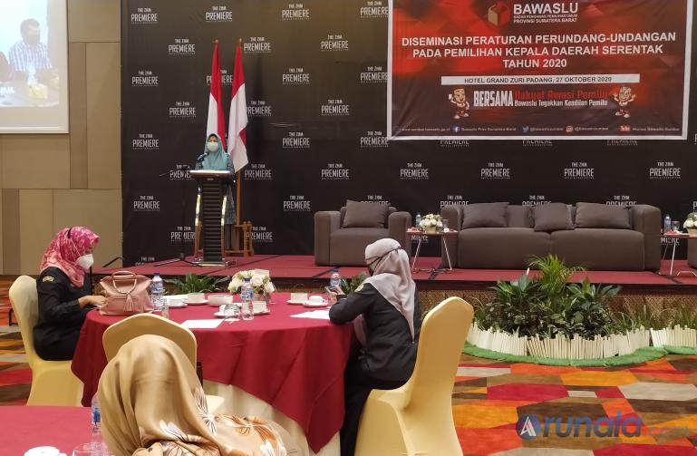 Anggota Bawaslu Sumbar Nurhaida Yetty saat membuka acara Desiminasi Peraturan Perundang-undangan Pilkada Serentak 2020 Sumbar, di Hotel Grand Zuri Padang, Selasa (27/10). (Foto : Arzil)