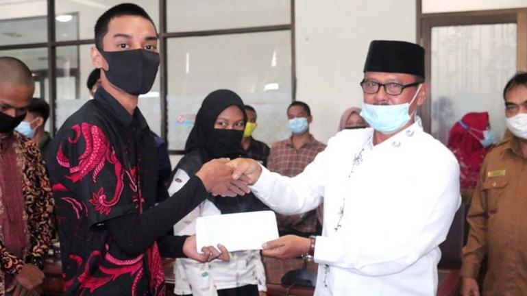 Ketua Baznas Kota Pariaman Jamohor salurkan zakat pendidikan untuk program Pariaman Cerdas Saga Saja, Selasa (27/10). (Dok : Istimewa)