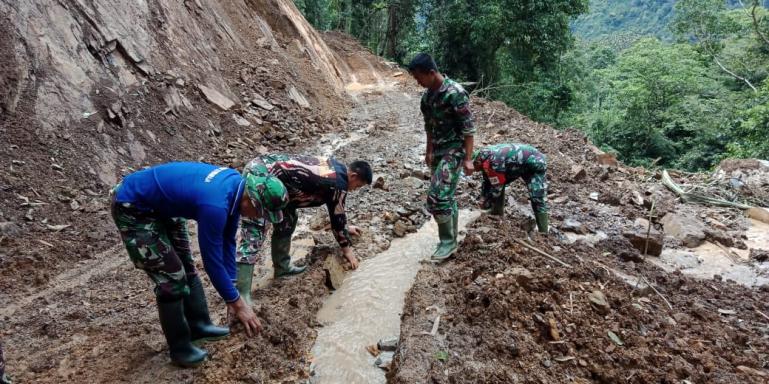 Wadan Satgas TMMD ke-109, Mayor Inf Syawal bersama anggota saat bangun parit kecil di sisi jalan TMMD, Sabtu (10/10). (Foto : Rio)