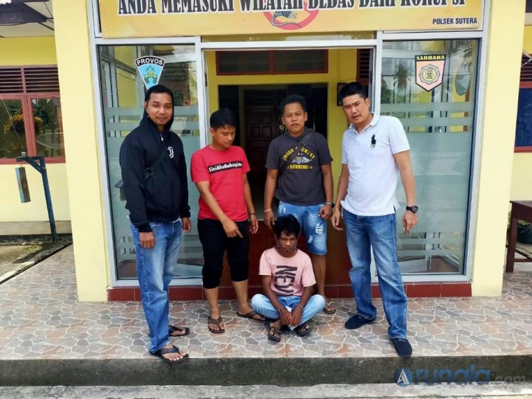 Tersangka Ronggok usia dicokok anggota polisi dari jajaran Polsek Sutera, Minggu (4/10). (Foto : Rio)