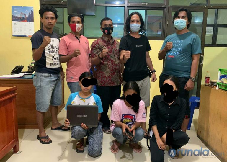 Tiga perempuan pelaku pencurian saat jalani pemeriksaan di Satreskrim Polres Pessel, Kamis sore (22/10). (Foto : Rio)