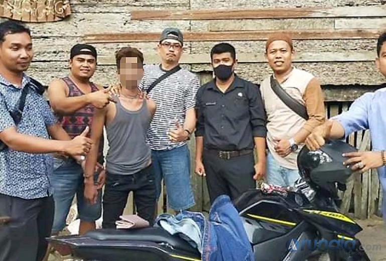 Ijek (32) pelaku curanmor saat ditangpa Unit Reskrim Polsek Sutera, Jumat sore (9/10). (Foto : Rio)