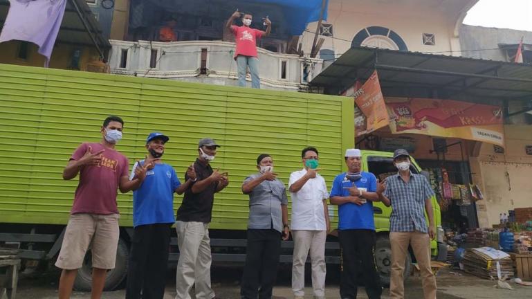 Cawagub Sumbar Indra Catri bersama pendukungnya di Pasar Sungai Rumbai, Rabu (21/10). (Dok : Istimewa)
