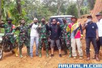 Danrem 032/Wbr Brigjen TNI Arief  Gajahmada mengendarai motor trabas, untuk melihat dari dekat pembukaan jalan sepanjang 7,9 km serta proses pengerjaaan RTLH, di Pessel. Rabu (7/10). (Foto : Rio)