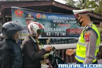 Anggota Lantas Polres Pessel lakukan pemeriksaan kelengkapan kepada pengendara motor dalam razia Operasi Zerba Singgalang 2020 di depan Mapolsek Koto XI Tarusan, Senin (26/10). (Foto : Rio)