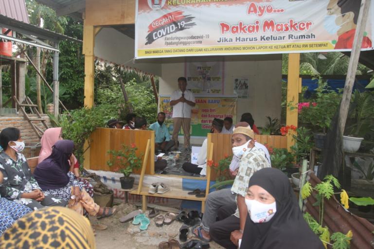Cawagub Indra Catri (IC) saat silaturahmi dengan masyarakat Surau Balai Anduriang, Kuranji, Padang, Jumat (16/10). (Dok : Istimewa)