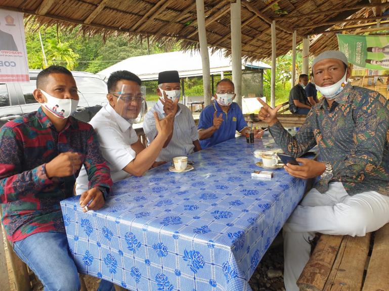 Cawagub Indra Catri bersama pedagang Pasar Malampah Kecamatan Tigo Nagari, Kabupaten Pasaman, Sabtu (17/10). (Dok : Istimewa)