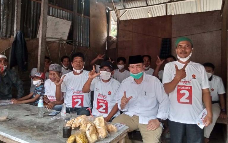 Cagub Nasrul Abit saat menyapa perkumpulan tukang ojek di Kota Pariaman, Kamis (22/10). (Dok : Istimewa)