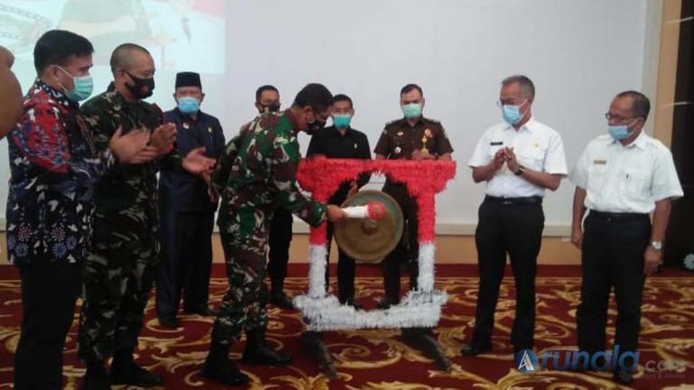 Kasrem 032/Wbr, Kolonel Inf Amrizen saat menutup TMMD ke-109 di Pessel, di gedung PCC Pemkab Pessel, Rabu (21/10). (Foto : Rio)